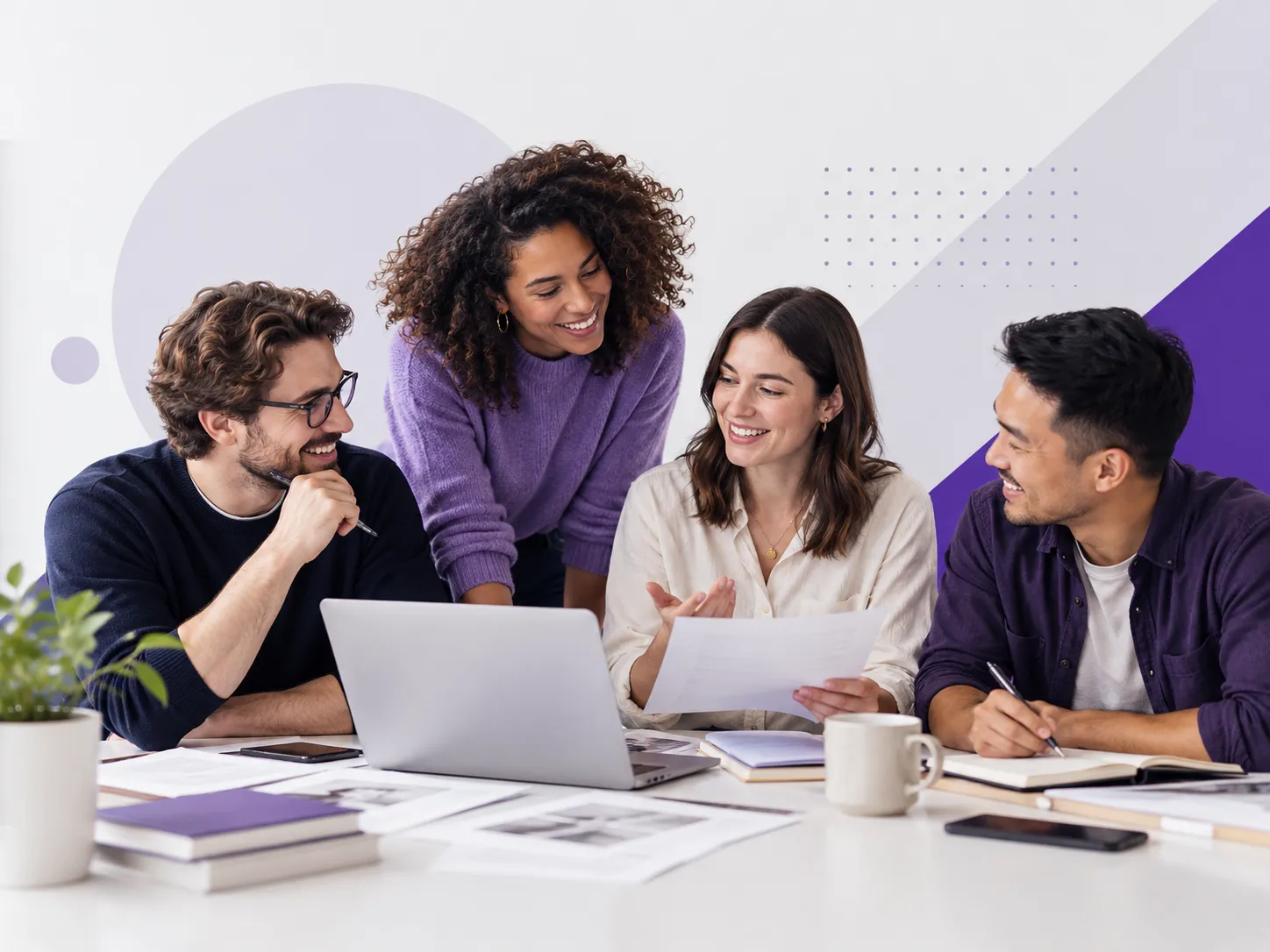 Vier Autoren und Content-Ersteller besprechen Ideen und Artikel bei einem kreativen Treffen in einem modernen Arbeitsraum mit violetten Akzenten.