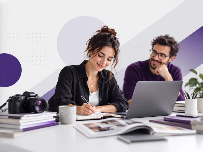 Vier Autoren und Content-Ersteller besprechen Ideen und Artikel bei einem kreativen Treffen in einem modernen Arbeitsraum mit violetten Akzenten.